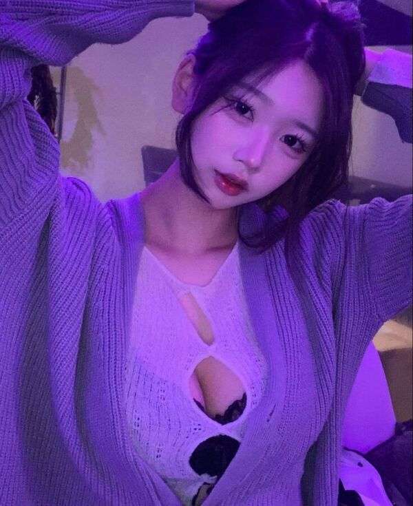 jju2 Tits Boobs